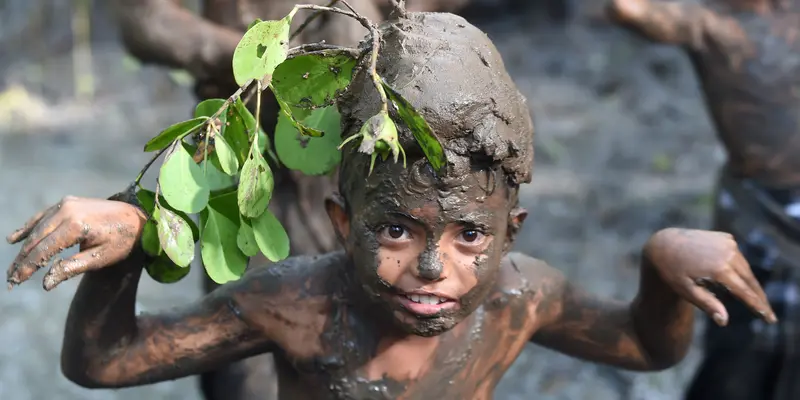 Usai Nyepi, Warga Bali Gelar Tradisi Mandi Lumpur di Hutan Mangrove