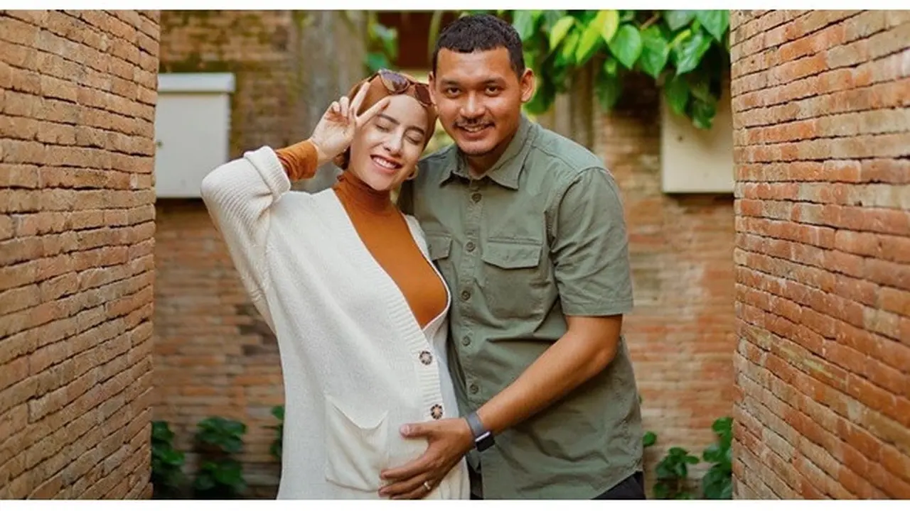 Usia Kehamilan 8 Bulan, Ini 6 Potret Aghnia Punjabi Pamer Baby Bump