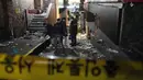 Petugas kepolisian memeriksa lokasi korban tewas dan luka-luka dalam tragedi Halloween Itaewon di Seoul, Korea Selatan, Minggu (30/10/2022). Rekaman media sosial menunjukkan ratusan orang yang memadati gang sempit dan miring itu terjebak dan tidak bisa bergerak ketika petugas darurat dan polisi berusaha menarik mereka untuk bebas. (AP Photo/Ahn Young-joon)