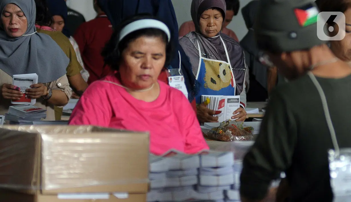 Setidaknya ada 2.436.059 surat suara dan 1.000 surat suara untuk pemilihan ulang. (merdeka.com/Imam Buhori)