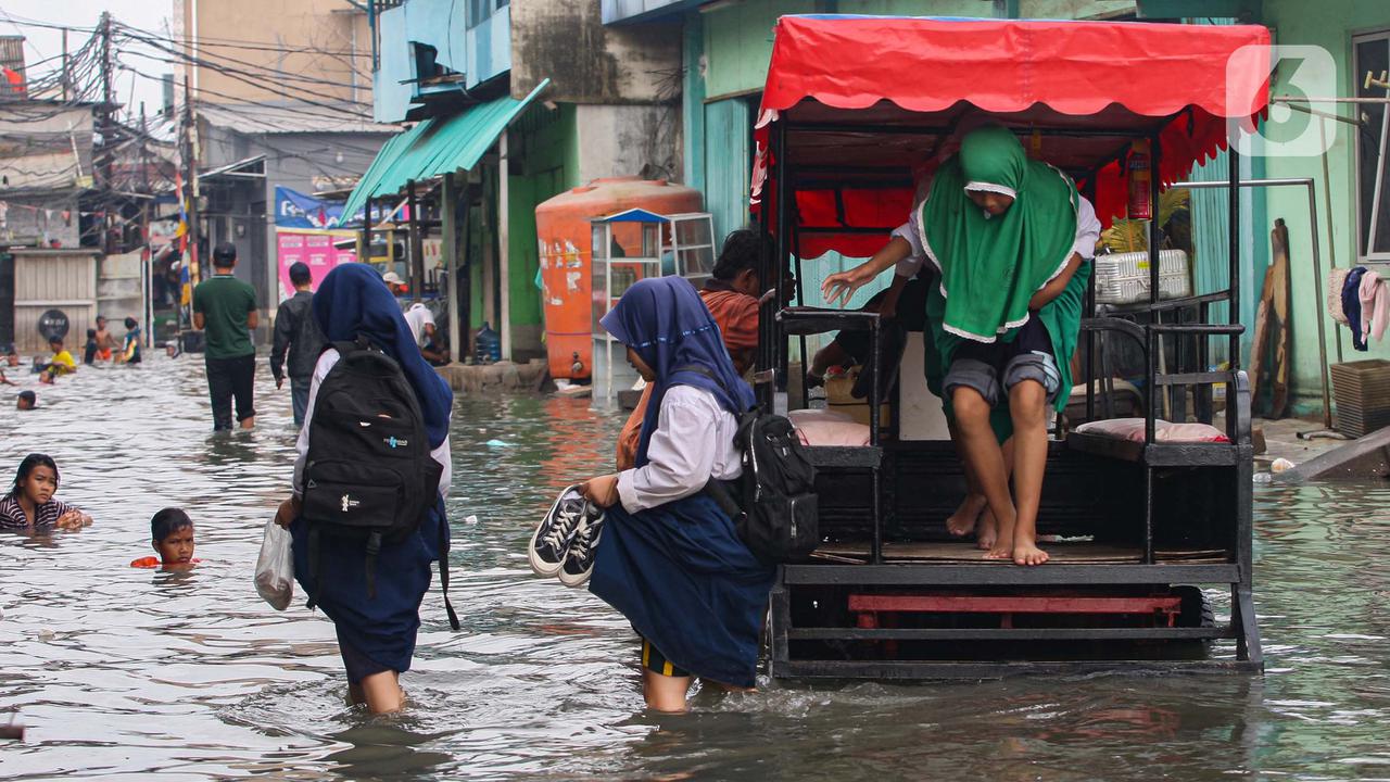 Banjir Rob Kembali Rendam Kawasan Muara Baru Jakarta Utara