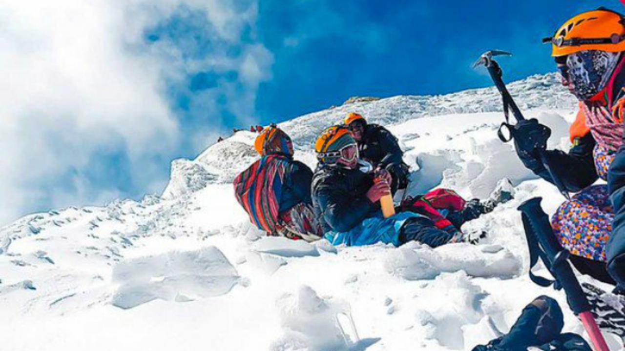 15 Wanita Tangguh Ini Berhasil Taklukan Gunung Bersalju Bolivia