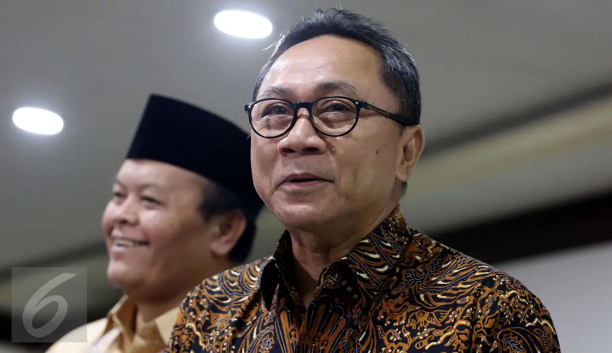 Ketua MPR Zulkifli Hasan memberikan keterangan pers terkait Polemik DPD RI di Jakarta, Selasa (4/4). Zulkifli Hasan akan melakukan rapat Pimpinan MPR terkait isu terpilihnya salah satu Pimpinan MPR menjadi ketua DPD. (Liputan6.com/Johan Tallo)