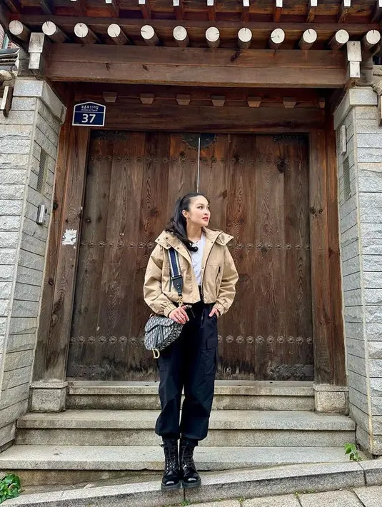Sandra Dewi juga berlibur ke Korea Selatan di penghujung tahun ini. Ia mengenakan baju musim dinginnya dengan atasan jaket coklat dan celana hitamnya. [@sandradewi88]