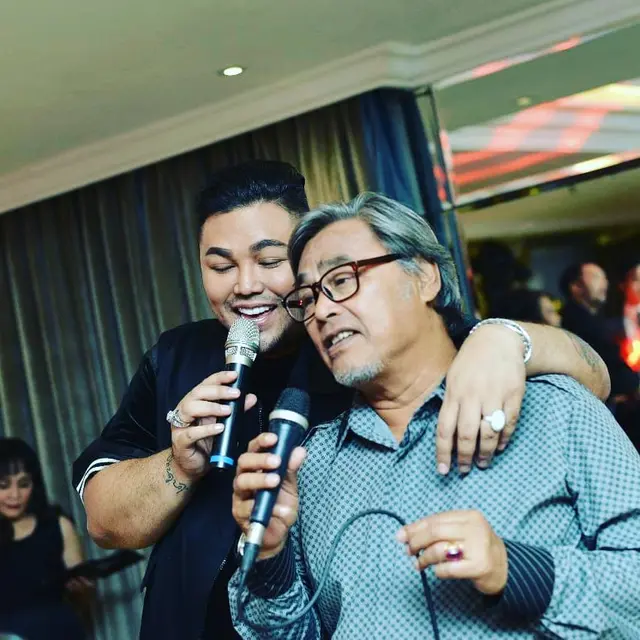 Jarang Tersorot, Ini 6 Potret Kebersamaan Ivan Gunawan dan Sang Ayah
