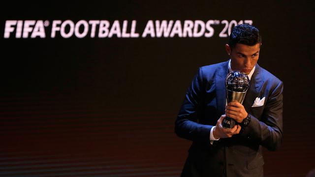 Cristiano Ronaldo Raih Gelar Pemain Terbaik FIFA 2017
