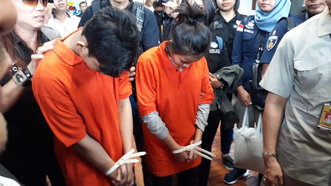 Sejoli Pembunuh Pemandu Karaoke di Mampang, Tiba di Bandara Soetta