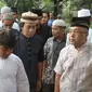 Ketegaran komedian Komeng dan putranya, Ganteng, seusai pemakaman anak ketiganya, Cantika Alhayu Aldi, di Pemakaman Keluarga Citeureup, Bogor, Minggu (28/8). Anak ketiga Komeng dari kembar tiga itu meninggal di usia 10 tahun (Liputan6.com/Herman Zakharia)