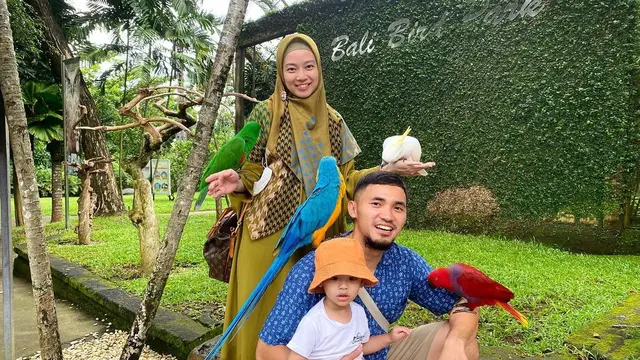 7 Potret Harmonis Achmad Hulaefi dan Lindswell Kwok, Dikaruniai Anak Kedua