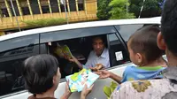 Usai meresmikan pasar tradisional Gondangdia, Jokowi juga terlihat membagi-bagikan buku tulis untuk anak sekolah, Rabu (28/5/2014) (Liputan6.com/Herman Zakharia)