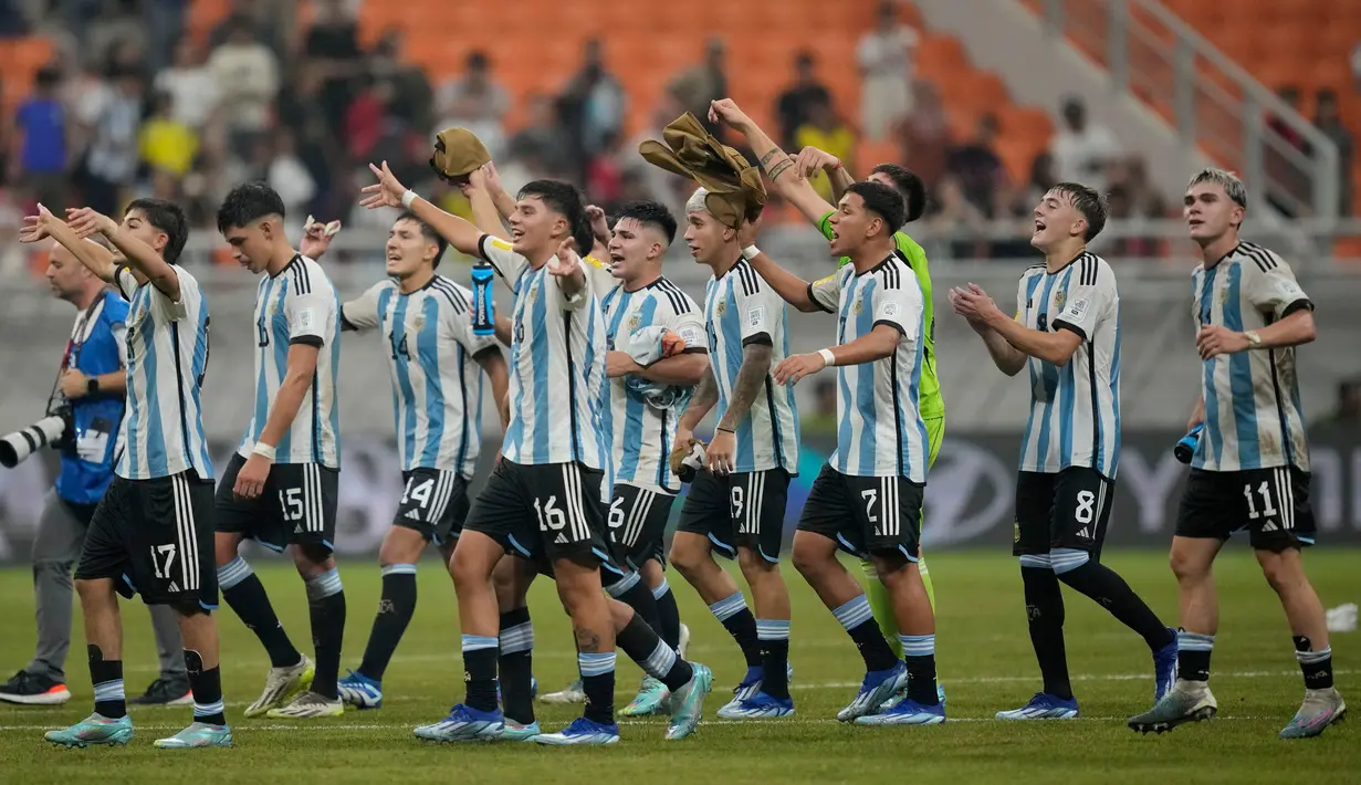 Para pemain Argentina merayakan kemenangan mereka atas Brasil dalam pertandingan perempat final Piala Dunia U-17 di Jakarta International Stadium, Jumat 24 November 2023. (AP Photo/Achmad Ibrahim)
