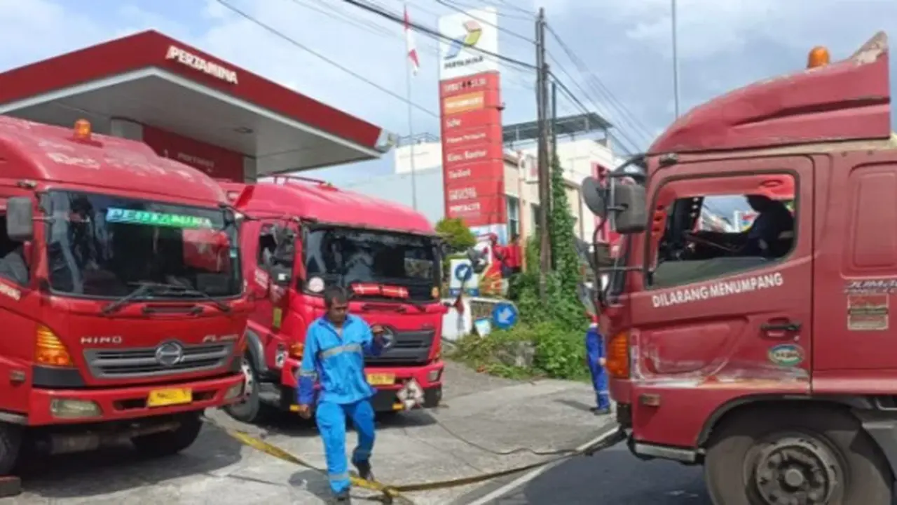 Mobil tangki milik PT Pertamina yang mengalami kecelakaan di Manado, Minggu (28/5/2023).