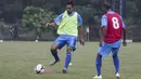 Bek Semen Padang, Saepuloh Maulana, berusaha melewati Nur Iskandar saat latihan jelang laga final Piala Jenderal Sudirman melawan Mitra Kukar di Lapangan Sutasom, Jakarta, Jumat (22/1/2016). (Bola.com/Vitalis Yogi Trisna)