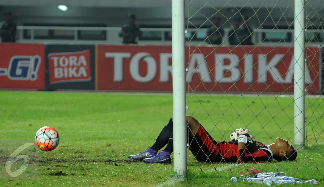 Penjaga gawang PS TNI, Teguh Amiruddin terkapar usai kebobolan tiga gol di laga Torabika Soccer Championship presented by IM3 Ooredoo melawan Persib di Stadion Pakansari, Kab Bogor, Minggu (21/8). PS TNI kalah 0-3. (Liputan6.com/Helmi Fithriansyah)
