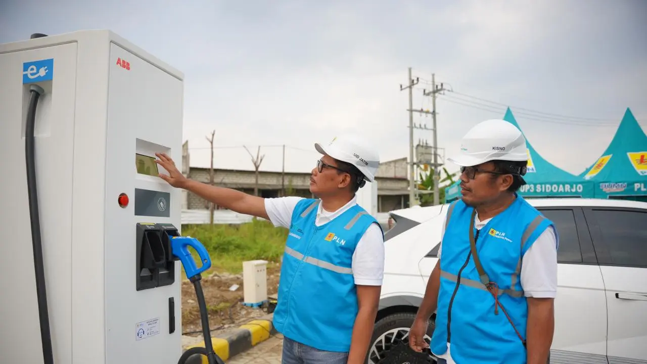PT PLN (Persero) Unit Induk Distribusi (UID) Jawa Timur menambah 23 unit electric vehicle (EV) charger pada 17 titik Stasiun Pengisian Kendaraan Listrik Umum (SPKLU) di sepanjang tol Ngawi – Situbondo. (Foto: PLN)