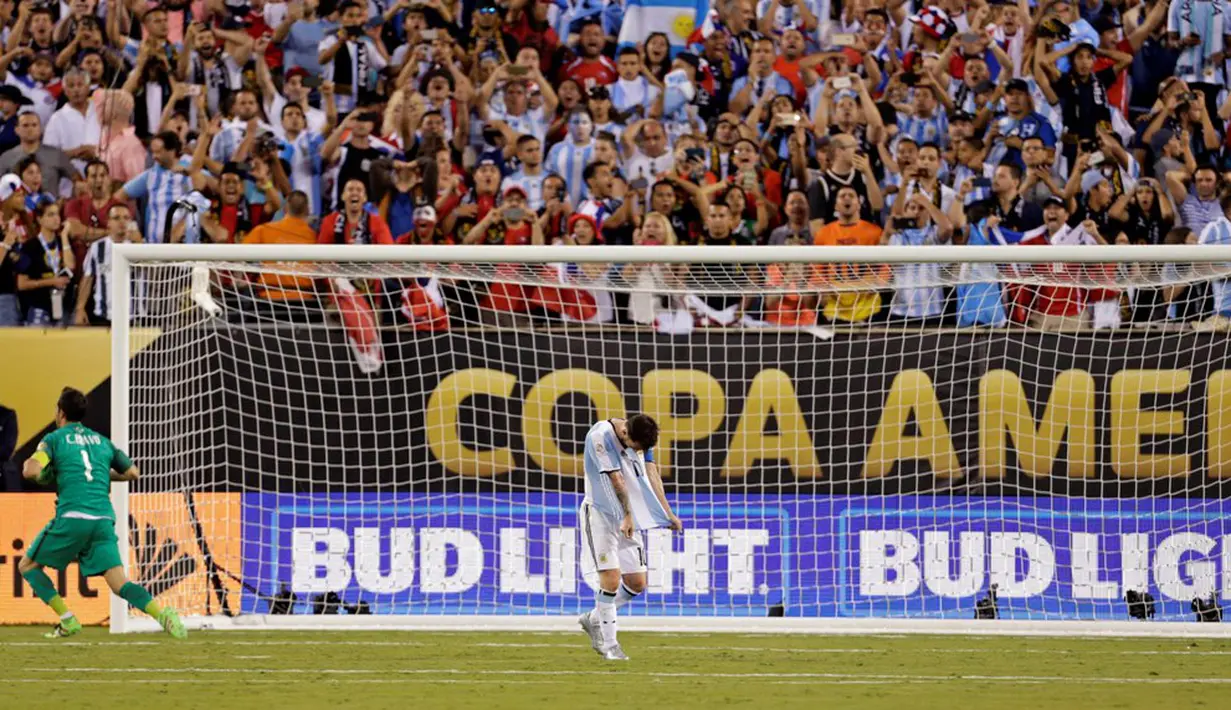 Kegagalan Lionel Messi dan Argentina ini mengulangi kegagalan di final Copa America 2015 yang juga kalah adu penalti dari Cile. (Reuters/Adam Hunger-USA Today Sports)
