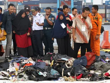 Beberapa keluarga korban jatuhnya pesawat Lion Air JT 610 melihat barang-barang temuan di Pelabuhan JICT 2, Jakarta, Rabu (31/10). 189 orang menjadi korban jatuhnya pesawat Lion Air JT-610 pada Senin (29/10) lalu. (Liputan6.com/Helmi Fithriansyah)