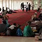 Peserta aksi damai 212 beristirahat di sekitar Masjid Istiqlal, Jakarta, Kamis (1/12). Rencananya, ratusan ribu umat Islam akan melakukan aksi super damai 212 di halaman Monumen Nasional Jakarta. (Liputan6.com/Helmi Fithriansyah)