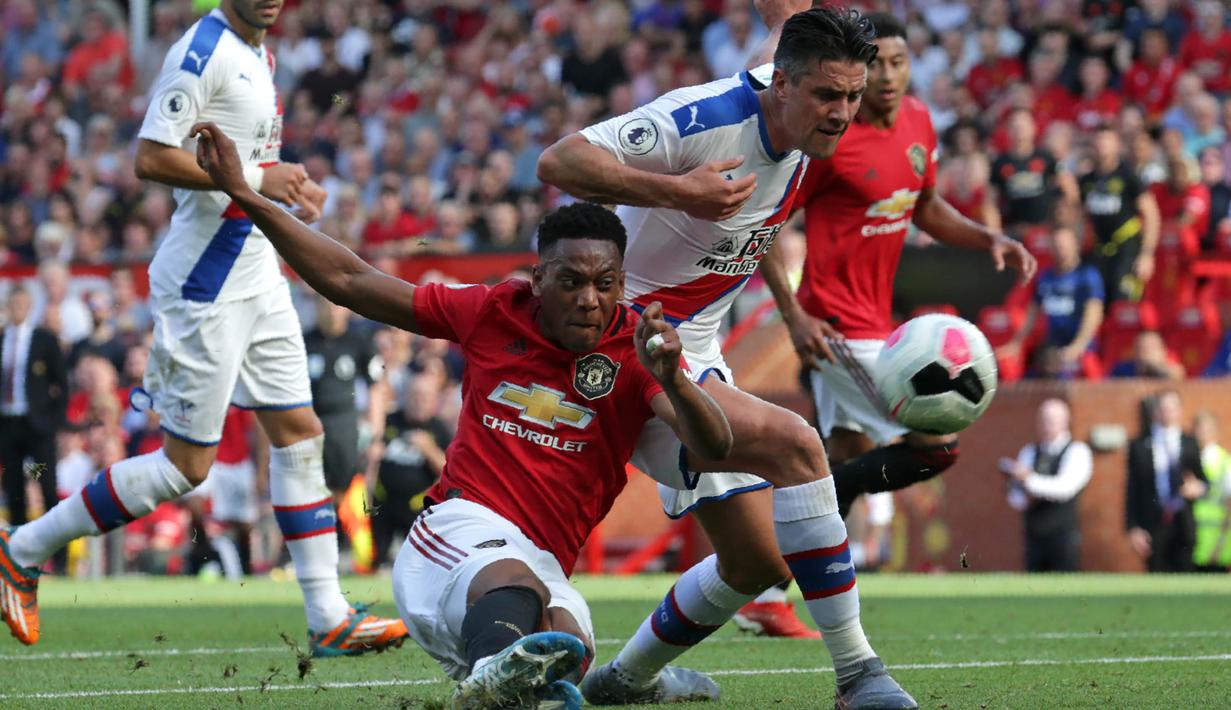 Striker Manchester United, Anthony Martial, berusaha membobol gawang Crystal Palace pada laga Premier League di Stadion Old Trafford, Manchester, Sabtu (24/8). MU kalah 1-2 dari Palace. (AFP/Lindsey Parnaby)