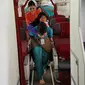 Foto pramugari Garuda Indonesia menggendong seorang nenek keluar pesawat menjadi viral. (Ist)