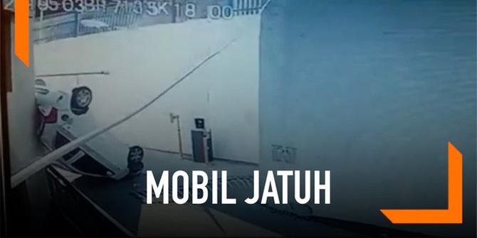 VIDEO: Detik-Detik Mobil Jatuh dari Ketinggian 4 Meter