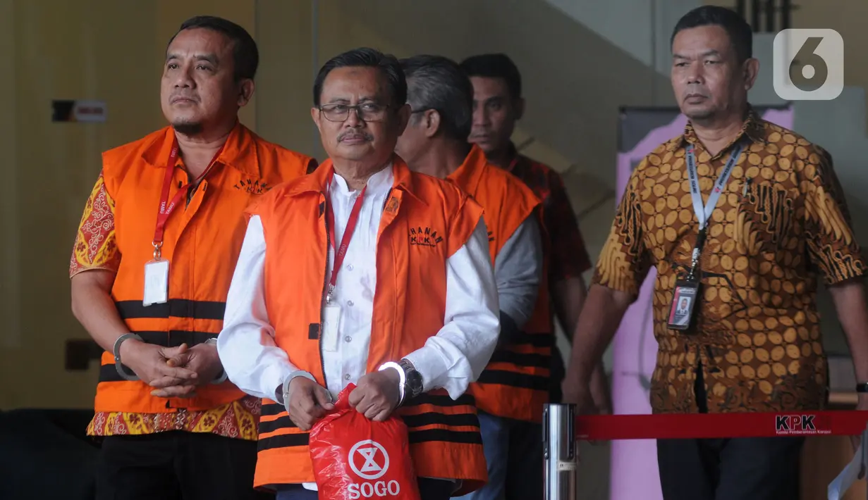 (kiri-kanan) Kadis PUPR Kabupaten Indramayu Omarsyah, Bupati Indramayu nonaktif Supendi, dan Kabid Jalan di Dinas PUPR Kabupaten Indramayu Wempy Triyono usai menjalani pemeriksaan sebagai tersangka dugaan suap pengaturan proyek di Gedung KPK, Jakarta, Jumat (10/1/2020). (merdeka.com/Dwi Narwoko)