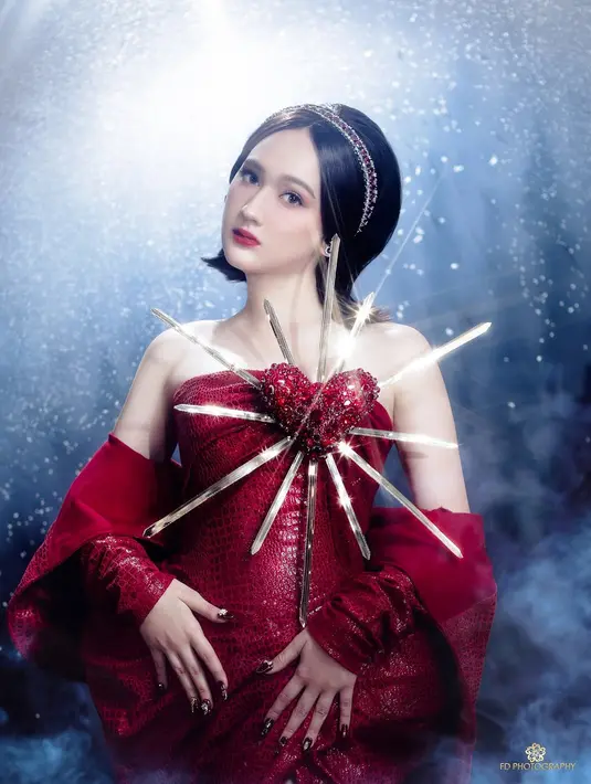 Laura Moane berhasil menampilkan dua sisi berbeda dari karakter Snow White. Penampilan pertama manis dan lugu, sementara yang kedua dewasa dan elegan. Hal ini menunjukkan fleksibilitas dan profesionalitasnya sebagai seorang model. Tidak hanya gaunnya yang menarik perhatian, tetapi juga riasan Laura oleh MUA Regina Cello dan gaya rambut Laura disesuaikan dengan konsep modern. (Liputan6.com/IG/@fdphotography90)