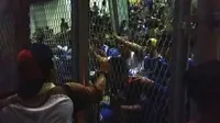 Transaksi Jual Beli Kilat di Pagar Masuk Stadion GBK