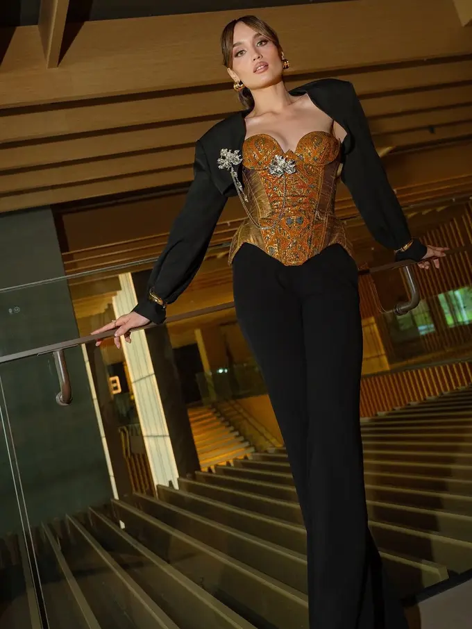 Para Artis Kenakan Batik dengan Sentuhan Modern seperti Cinta Laura. [@claurakiehl]