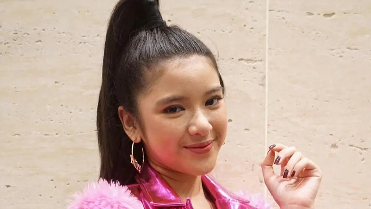 Gaya Tiara Andini dengan Rambut Dikuncir, Tampil Modis