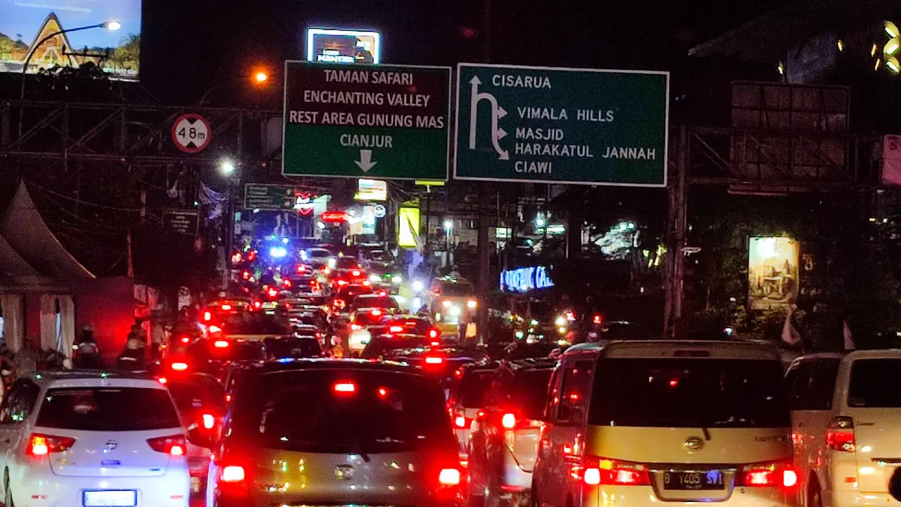 Situasi Lalu lintas di Puncak, Bogor, Jawa Barat.