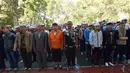 Sejumlah mahasiswa berdiri mengikuti kegiatan di kampus Institut Agama Islam Ningxia di Yinchuan, Ningxia provinsi utara China (22/9/2015). Kampus ini memiliki slogan "Cinta negara, cinta agama" yang terpampang di pintu masuk. (AFP PHOTO/GOH CHAI HIN)