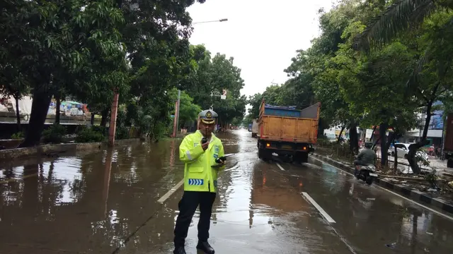 Satlantas Polres Metro Jakbar turun tangan melakukan pengalihan arus lalu lintas di lokasi yang terdampak banjir.