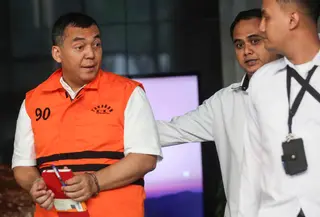 Mantan Wakil Menteri Imigrasi dan Pemasyarakatan (Imipas), Silmy Karim (kiri), usai menjalani pemeriksaan di Gedung Merah Putih Komisi Pemberantasan Korupsi (KPK), Senin (8/6/2026). Ini merupakan pemeriksaan perdana Silmy Karim setelah ditetapkan sebagai tersangka dan ditahan KPK pada 4 Juni 2026. (Liputan6.com/Helmi Fithriansyah)