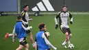 Gelandang Juventus, Kenan Yildiz (kanan) saat sesi latihan bersama rekan setimnya di tempat latihan Continassa, Turin. pada 10 Desember 2024. (Isabella BONOTTO/AFP)