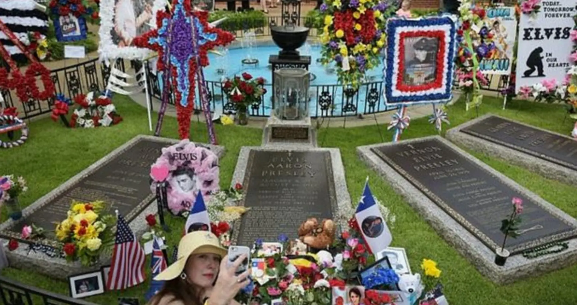 	Makam Elvis Presley yang dipenuhi oleh penggemarnya (Dailymail)