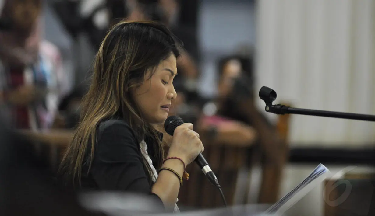 Artha Meris Simbolon membacakan pledoinya dalam sidang lanjutan di Pengadilan Tipikor, Jakarta, Kamis (13/11/2014). (Liputan6.com/Miftahul Hayat)
