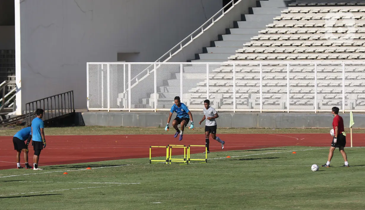 Penjaga gawang Timnas Indonesia U-19 saat latihan di Stadion Madya Gelora Bung Karno, Jakarta, Jumat (28/8/2020). Selanjutnya, Timnas U-19 akan berlatih dan mengikuti turnamen mini di Kroasia sebagai bagian persiapan Piala Asia U-19 2020 di Uzbekistan. (Liputan6.com/Helmi Fithriansyah)