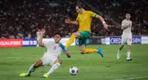 Pemain Timnas Indonesia,&nbsp;Rizky Ridho, berusaha menghadang pemain Australia,&nbsp;Craig Goodwin, pada laga kedua Grup C Kualifikasi Piala Dunia 2026 Zona Asia di Stadion Utama Gelora Bung Karno (SUGBK), Jakarta Pusat, pada Selasa (10/9/2024). (Bola.com/Bagaskara Lazuardi)