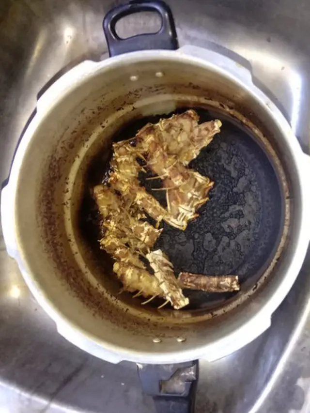 6 Potret Masakan Berakhir Gosong Ini Bikin Sedih Sekaligus Elus Dada