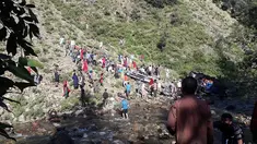 Tim penyelamat dibantu warga mengevakuasi korban kecelakaan bus di di wilayah Kishtwar di negara bagian Jammu dan Kashmir (1/7/2019). Sekitar 35 orang tewas dan 22 orang terluka akibat bus sarat penumpang tersebut terjun ke jurang. (AFP Photo/STR)