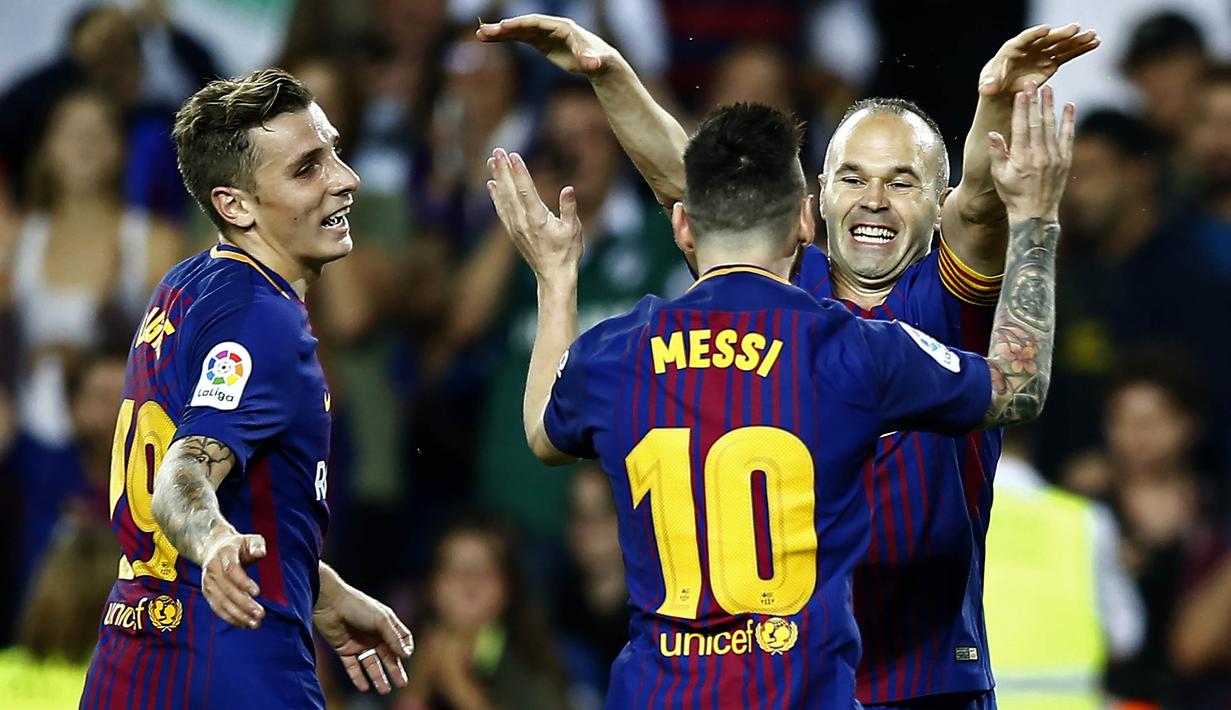Para pemain Barcelona merayakan gol yang dicetak Andres Iniesta ke gawang Malaga pada laga La Liga di Stadion Camp Nou, Barcelona, Sabtu (21/10/2017). Barcelona menang 2-0 atas Malaga. (AP/Manu Fernandez)