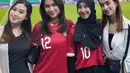 Azizah juga mengenakan jersey Indonesia dengan nomor punggung Pratama Arhan. Rambutnya dibiarkan lurus dengan poni sampingnya.  [@azizahsalsha_]
