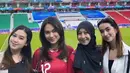 Azizah juga mengenakan jersey Indonesia dengan nomor punggung Pratama Arhan. Rambutnya dibiarkan lurus dengan poni sampingnya.  [@azizahsalsha_]