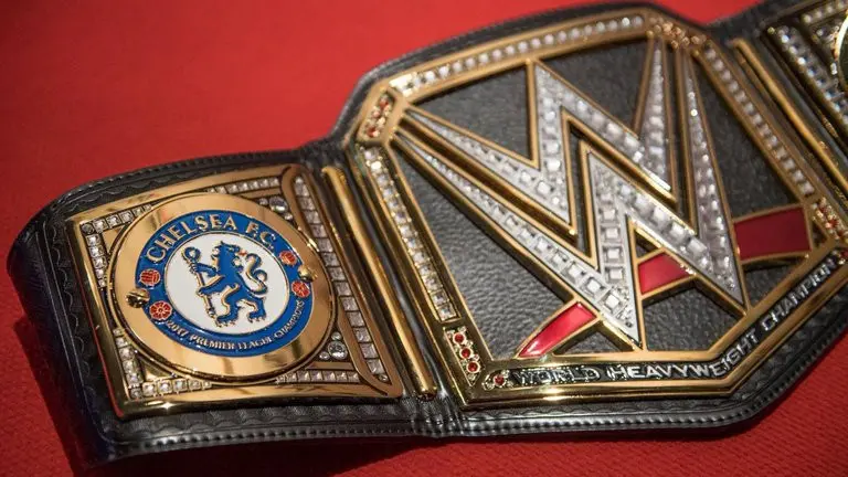 Hadiah pegulat WWE, Triple H, untuk John Terry. (Sky Sports)