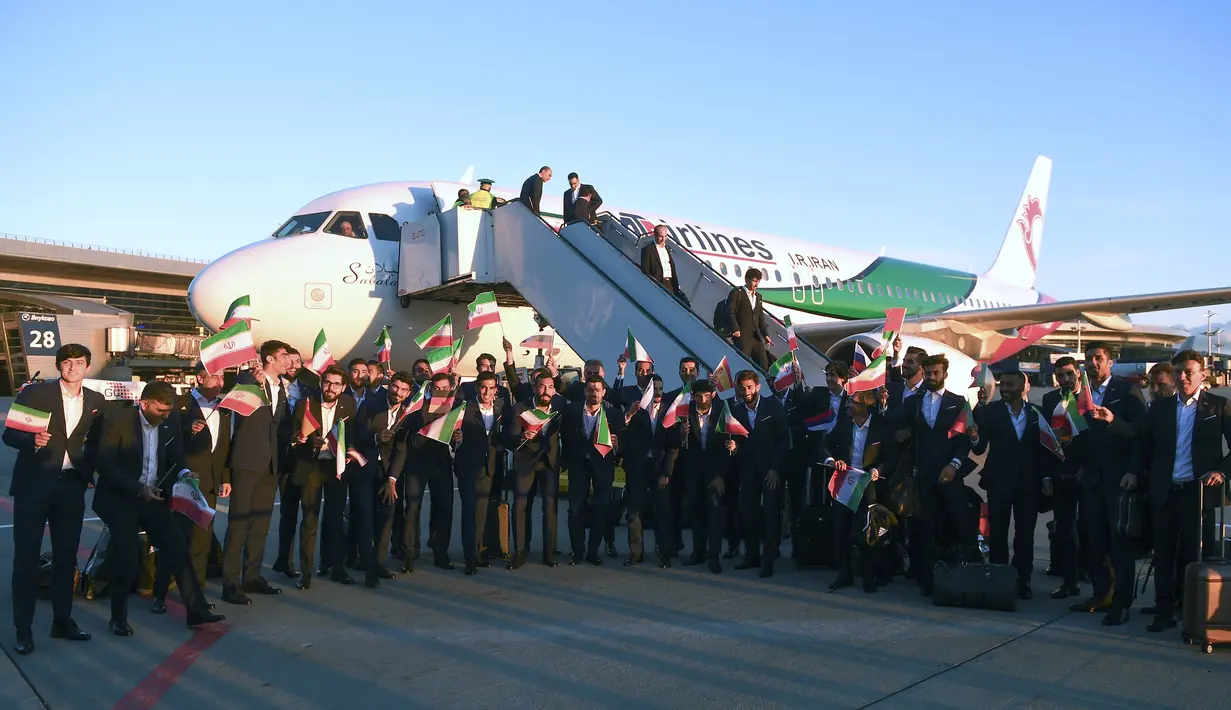 Skuat Iran melakukan foto bersama saat tigba di Moskow Vnukovo airport, (5/6/2018). Iran berada satu grup dengan Spanyol, Portugal, dan Maroko.  (AP/Alexander Zemlianichenko)