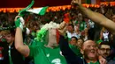 Para suporter Irlandia merayakan kemenangan atas Wales pada laga kualifikasi Piala Dunia 2018 di Stadion Cardiff City, Cardiff, Senin (9/10/2017). Wales kalah 0-1 dari Irlandia. (AP/Nigel French)