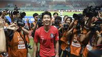 Kapten Timnas Korea Selatan U-23, Son Heung-min, seusai laga final sepak bola Asian Games 2018 kontra Jepang di Stadion Pakansari, Cibinong, Sabtu (1/9/2018). (Bola.com/Dok. INASGOC)