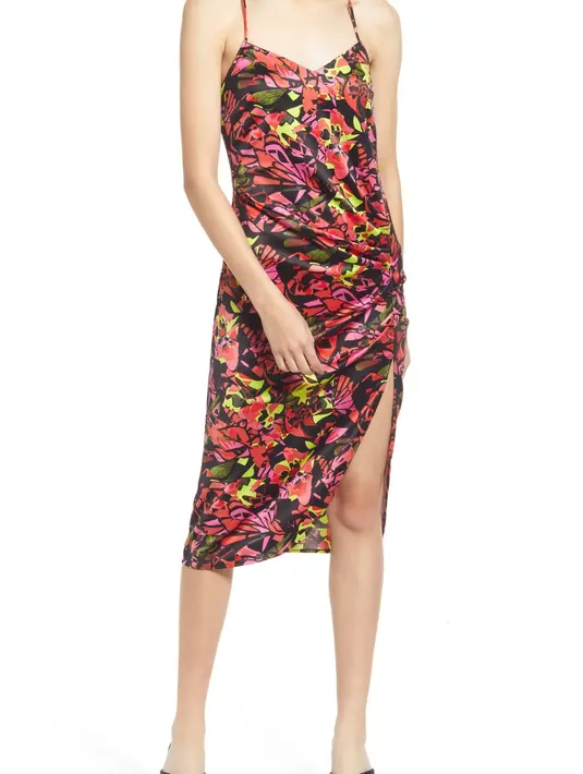 Strappy shirred sleeveless midi dress cocok dikenakan untuk acara formal dan pesta koktail. Kamu bisa mencari gaun yang dilengkapi dengan tali spageti slinky yang menyilang di bagian belakang, ruching, atau slit untuk detail-detail manis pada penampilanmu. Foto: Pinterest.