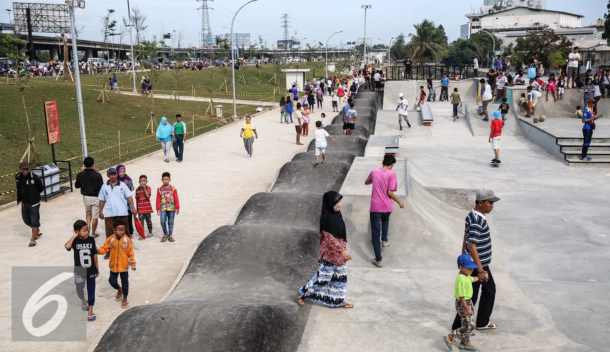 Warga menikmati hari libur dengan berolahraga dan jalan santai di Taman Kalijodo, Jakarta, Minggu (15/01). Area seluas 1,4 hektar ini dilengkapi dengan berbagai fasilitas antara lain taman, monumen, lintasan jogging. (Liputan6.com/Fery Pradolo)